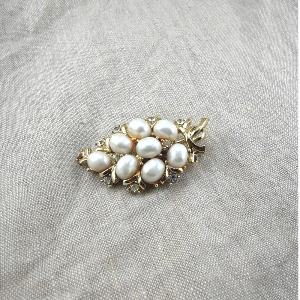 Vintage Faux Pearl Brooch Gold Tone Cluster Statement Pin